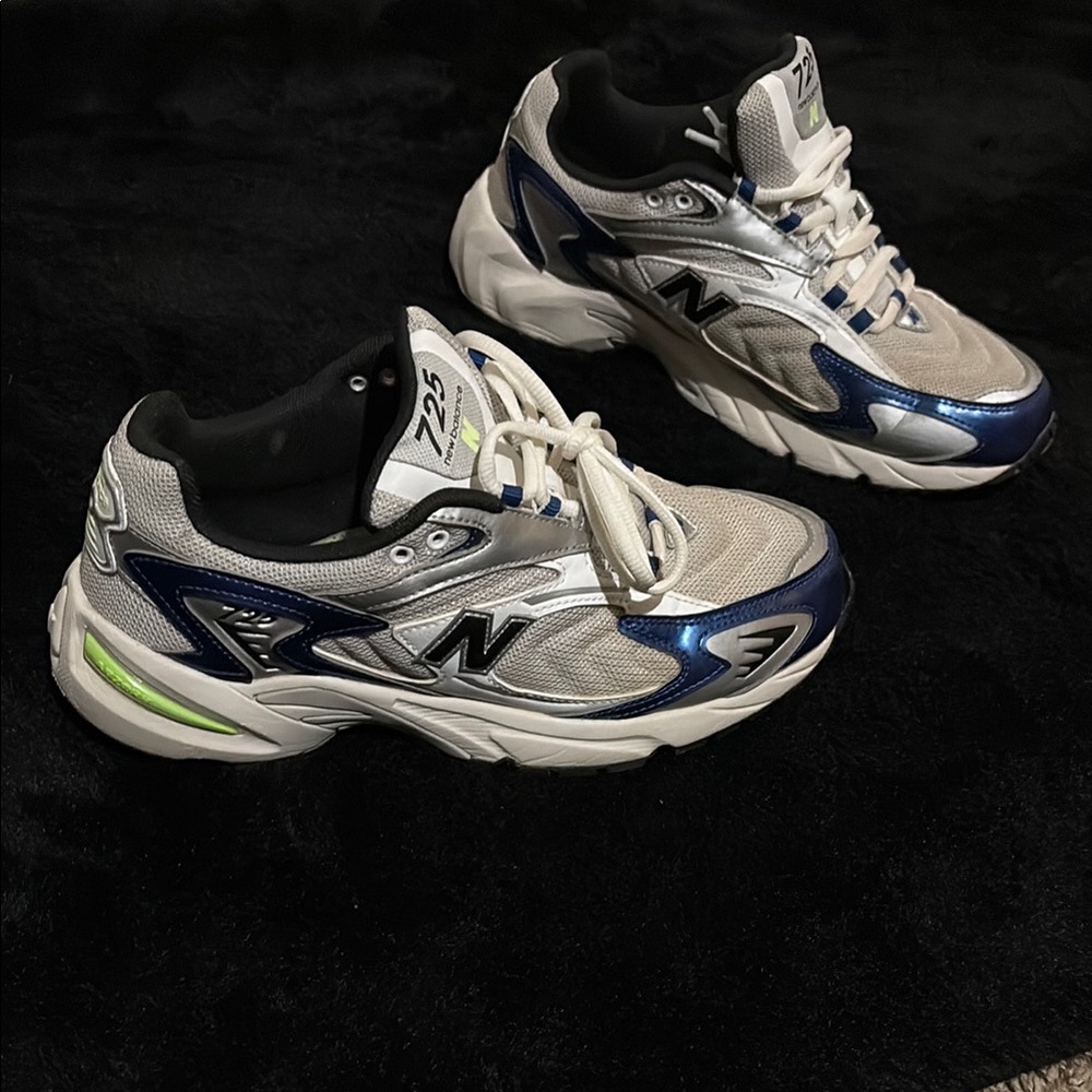 New Balance 725 Sneakers in Silver and Blue